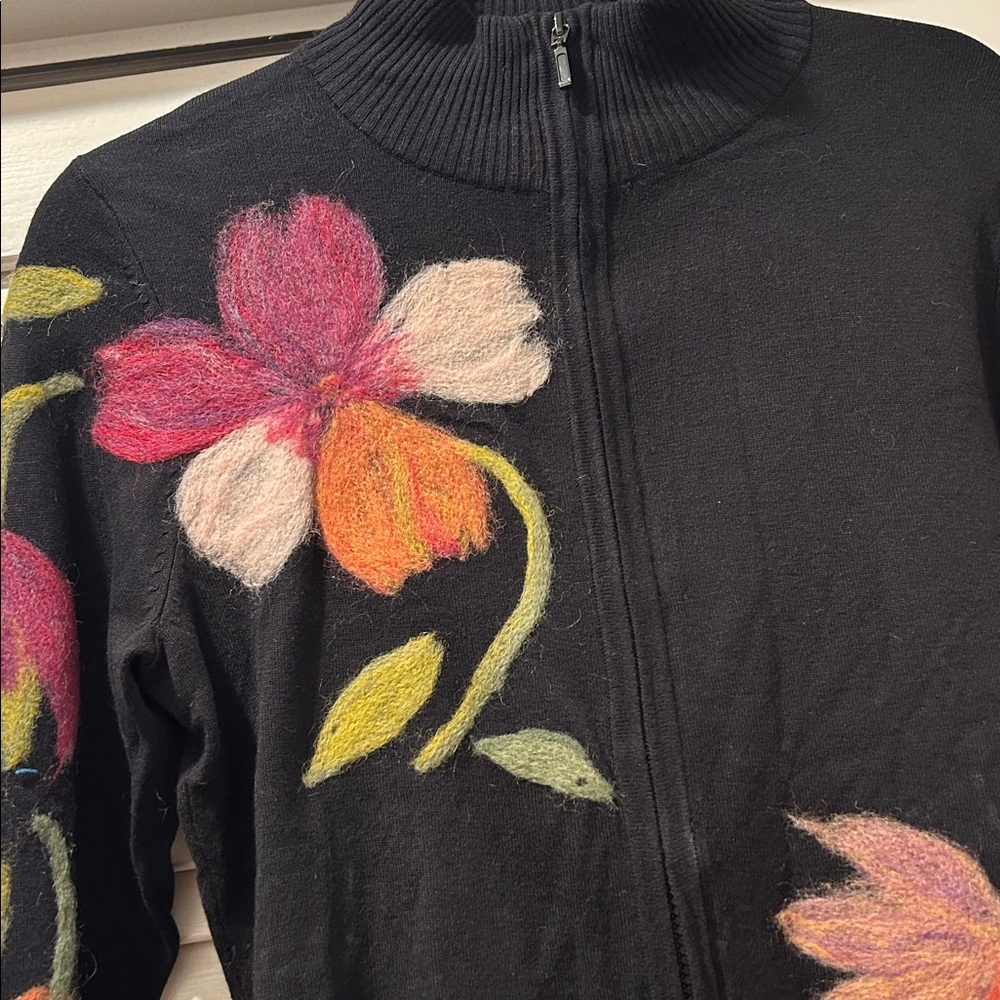 Vintage beautiful zip up sweater embellished with beautiful flowers.  size M. - Picture 7 of 10